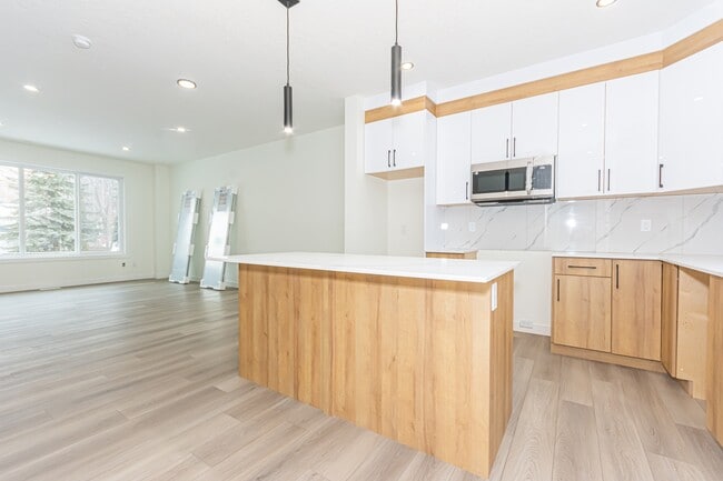 Building Photo - 15103-15196 96 Ave NW Unit 15105 Main