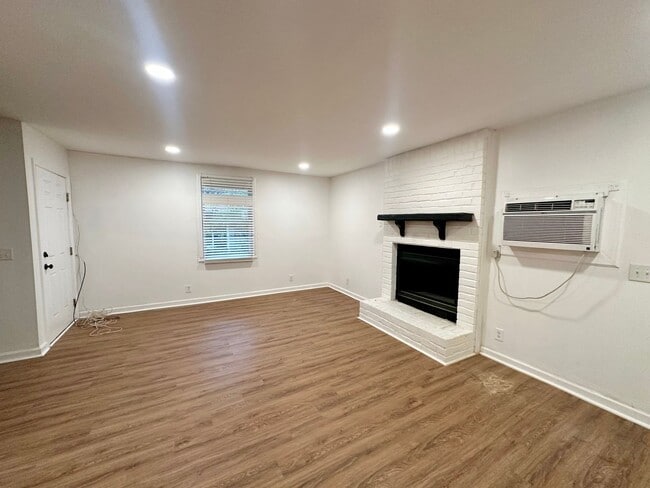Photo - Location is Everything! Great West Side 2 bdmr/1 bth Available Now!