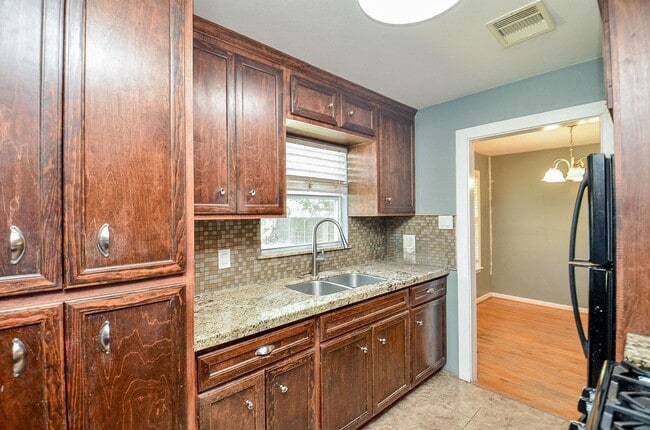 Photo - 7707 Scanlock St