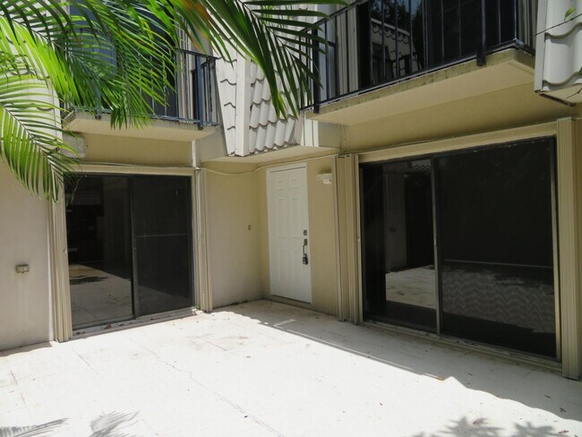 Photo - 1700 Embassy Dr