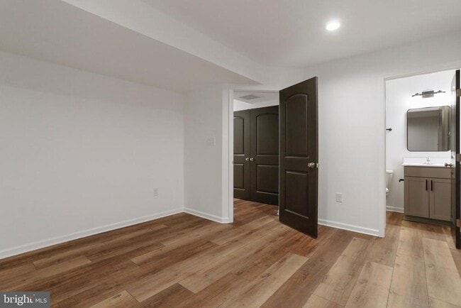 Photo - 320 W 11th St