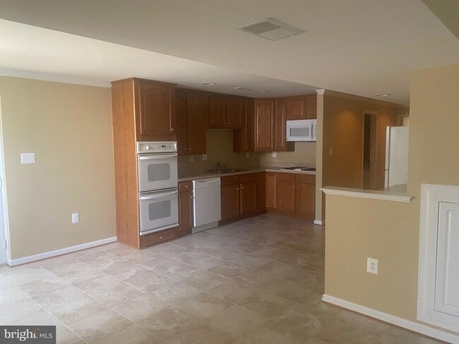 Building Photo - 8050 Settle Ct Unit B