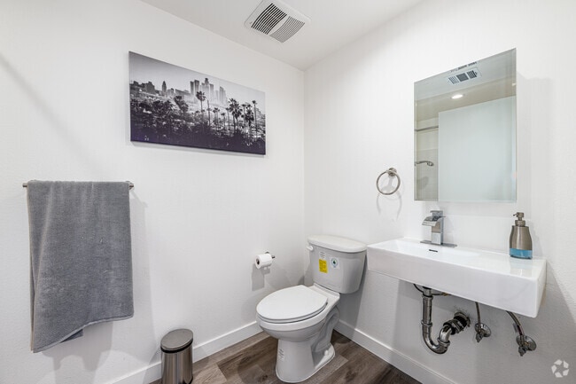 2BR, 2BA - 939SF - Second Bathroom