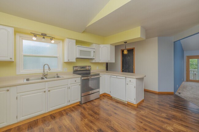 Photo - Large Single Family Home for Rent!