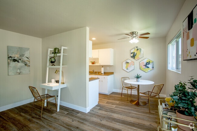 1BR, 1BA - 700SF