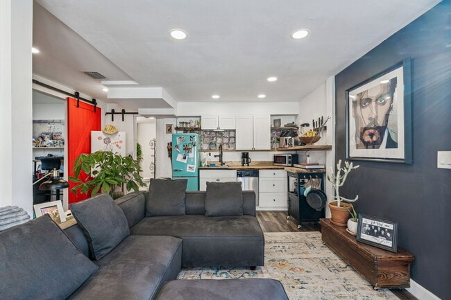 Photo - 1034 Queen St N Unit 1