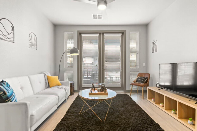 Building Photo - 400 N 2nd Ave Rental