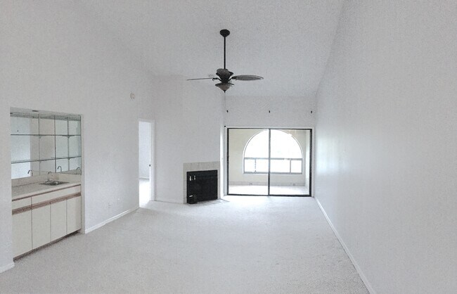 Large Living Area - 3809 La Vista Cir Unit 220