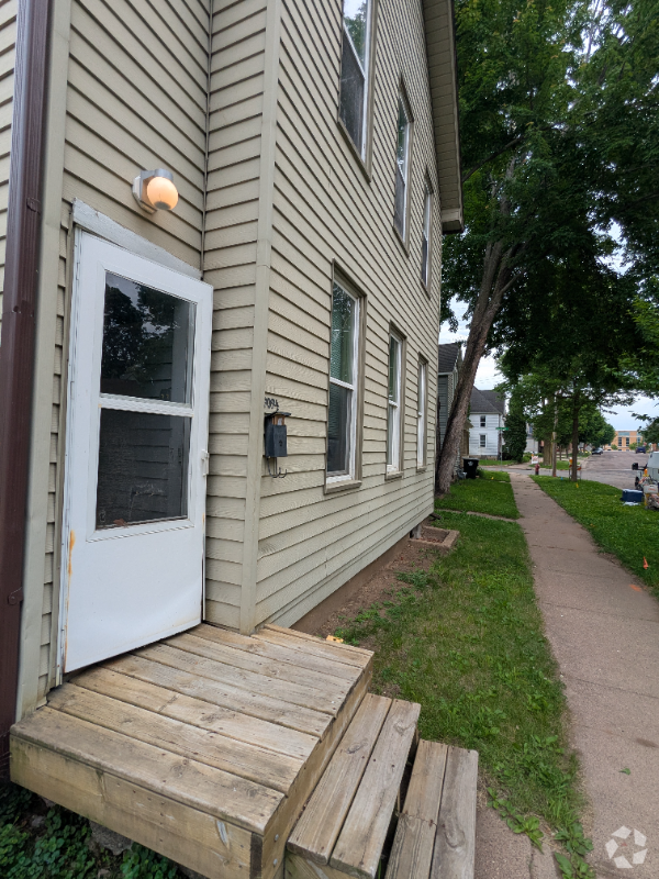 Building Photo - 909 2nd Ave Unit Top Rental