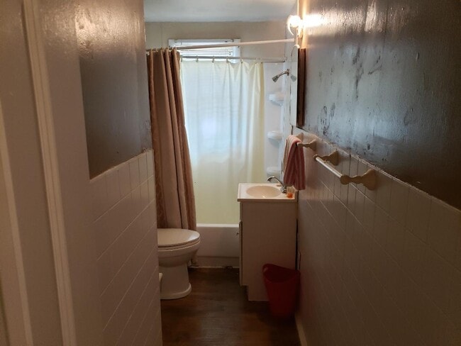 Photo - 645 W College St