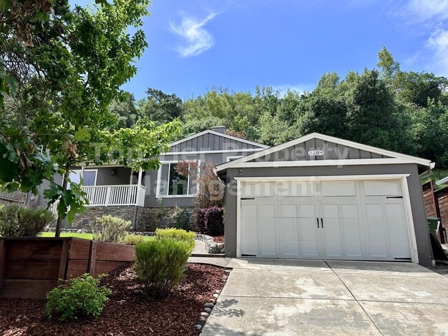 Building Photo - Very Charming, updated 2 Bd/1 Ba, 1178 sf Single-Family House in Lafayette available for Lease!