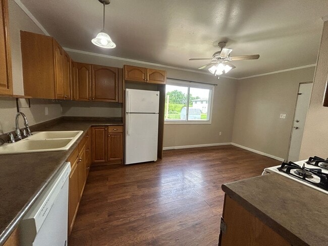 Photo - 210 8th St E