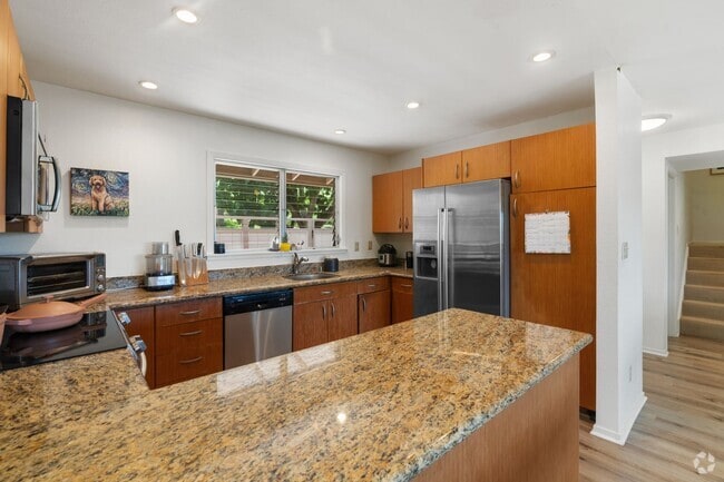 Building Photo - Stunning Lake View Townhome – 3 Bed, 2 Bat...