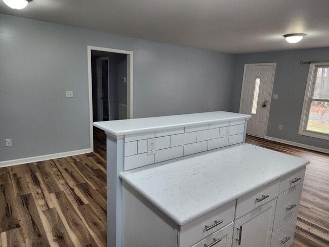 Building Photo - 3 bed 1 Bath Home Mount Airy