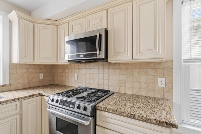 Photo - 168 Woodside Ave Unit 2