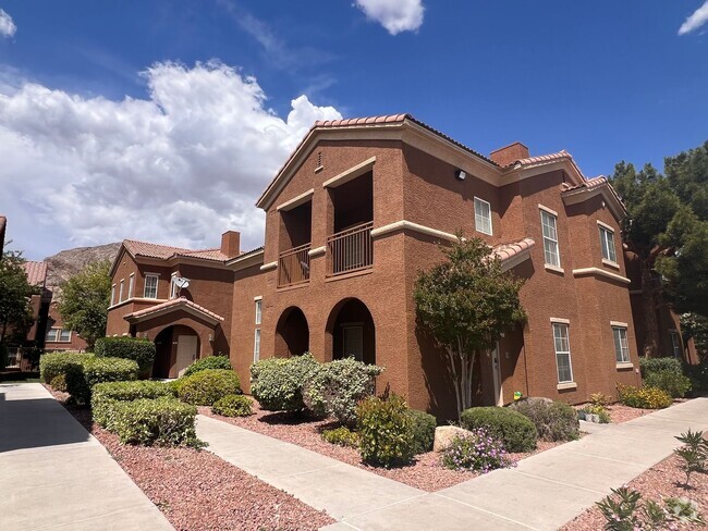 Building Photo - Gated / Mountain Views / $500 Off First Month Rental