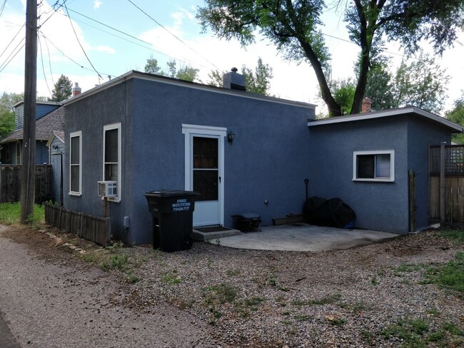 Building Photo - Cute Cottage Close to Downtown!
