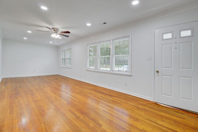 Photo - 816 E Estates Blvd