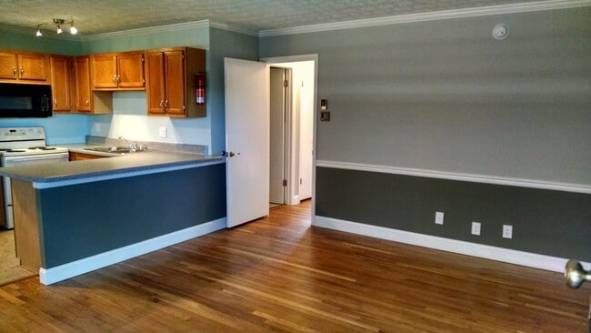 Building Photo - Renovated 2BR/1BA Condo – Prime UTK Location! Unit FPA302 BR1
