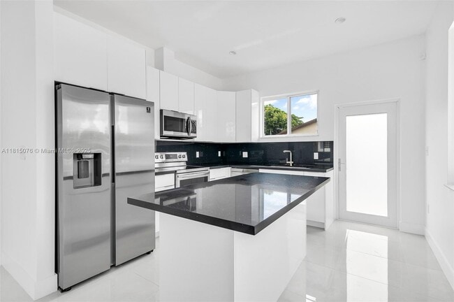 Photo - 785 SW 7th Ave