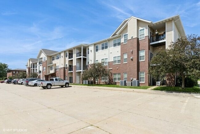 Building Photo - $1,950 | 3 Bedroom, 2 Bathroom Condo | No ...