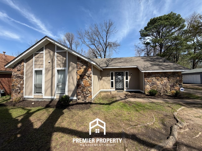 Building Photo - 3-Bedroom Single-Family Home for Rent in Memphis, TN - Vaulted Ceilings & Fenced Backyard