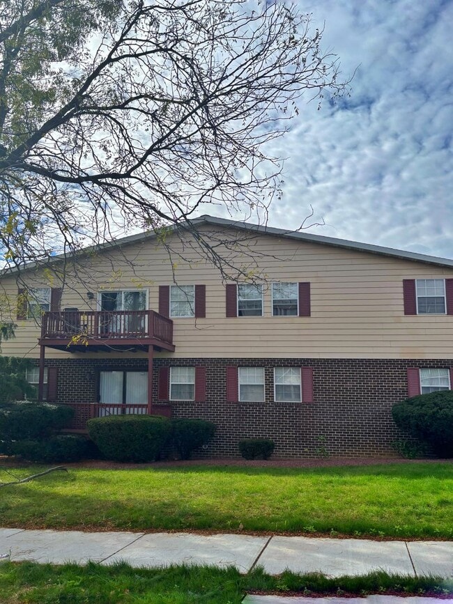 Building Photo - 442 S 18th St Unit 4