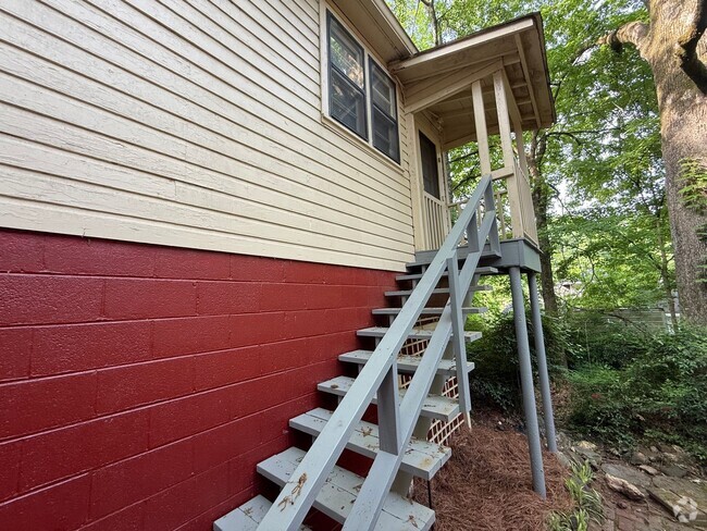 Building Photo - 202 E 11th St SE Unit Apt