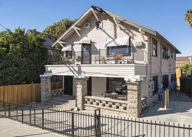 Building Photo - 211 1/2 S Burlington Ave