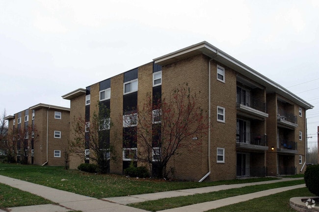 Photo - 14036-50 Tracy Ave