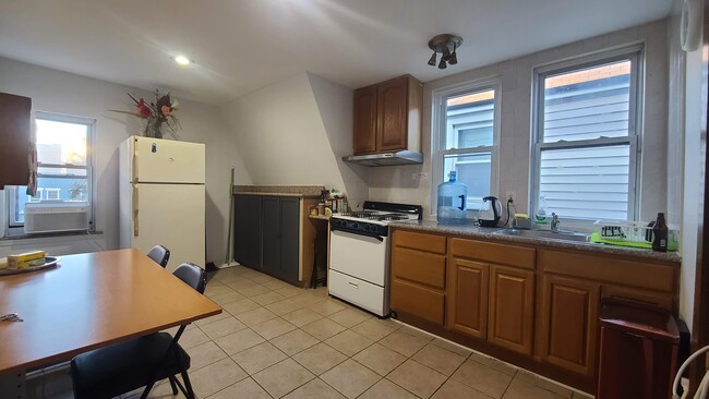 Building Photo - 42 49th St Unit 3