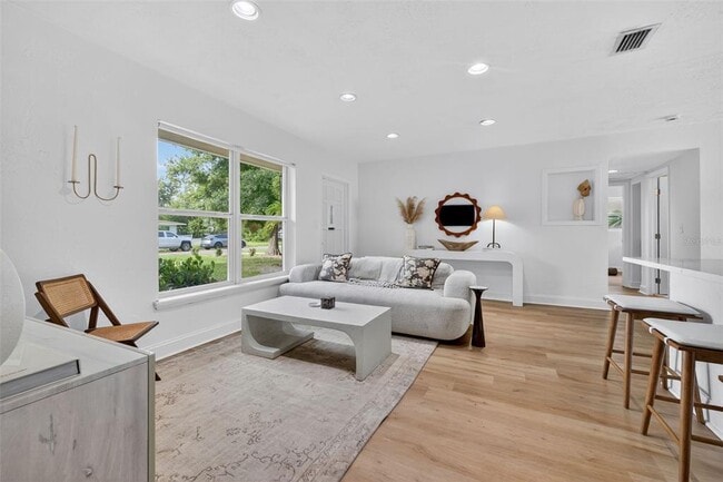 Photo - 637 41st Ave NE