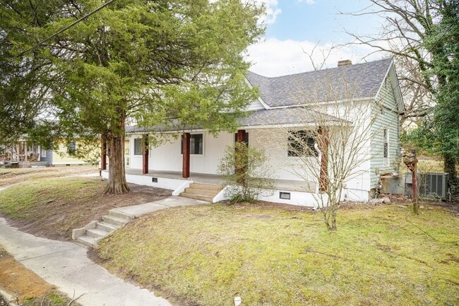 Building Photo - Spacious Three Bedroom Remodeled Home!