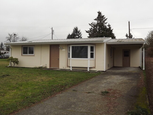 Building Photo - Lakewood House! 2 Bedroom 1 Bath Home near...