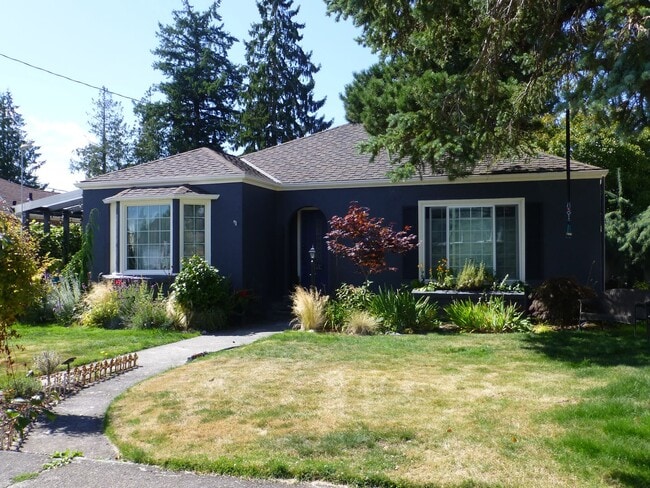 Building Photo - 4 Bedroom, 2 Bathroom House!