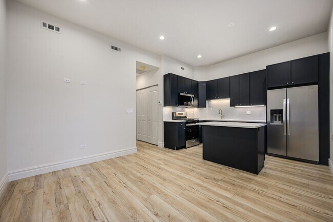 Building Photo - 1710 W Belmont Ave Unit 102