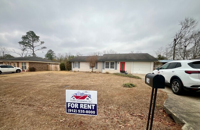 Building Photo - 3 Bed/2 Bath Home