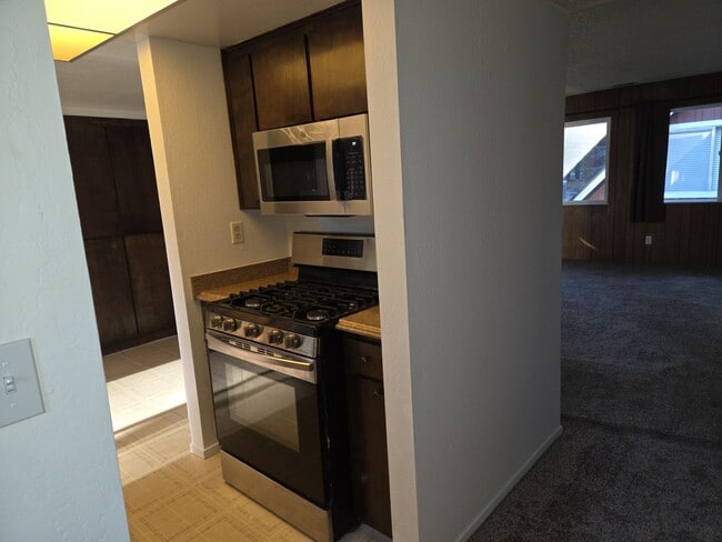 Building Photo - Two bedroom unfurnished in Sierra Tract