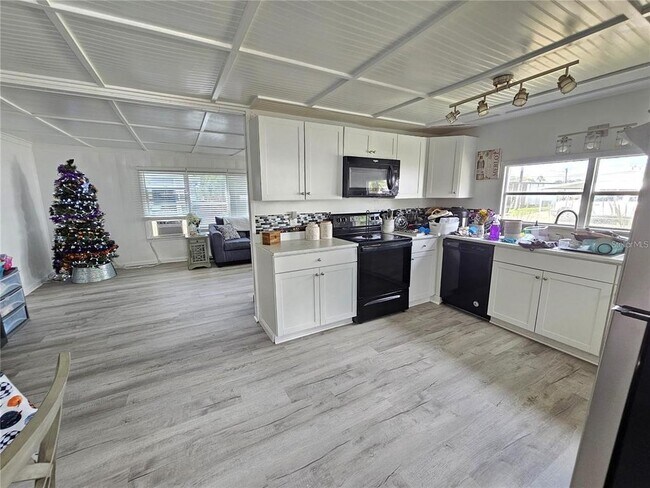 Photo - 321 4th St W