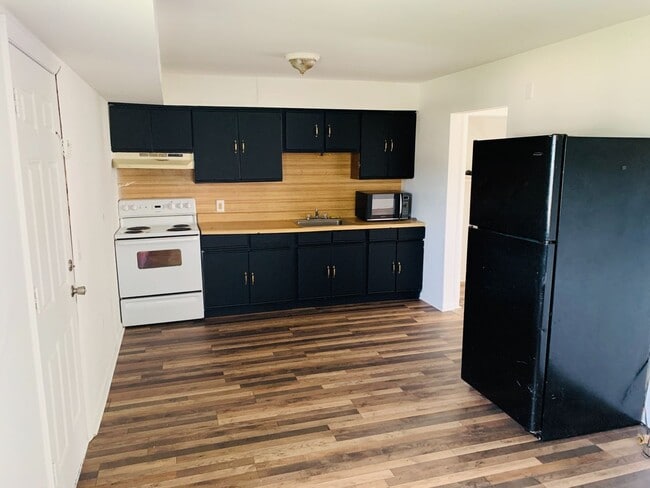 Building Photo - Coming Soon - Cozy 3 Bedroom, 1 Bath Townh... Rental