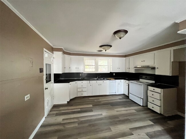 Photo - 103 E Stone St