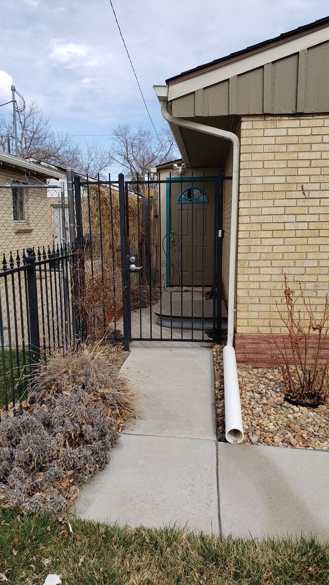 Gated security - 3250 Jasmine St Unidad B