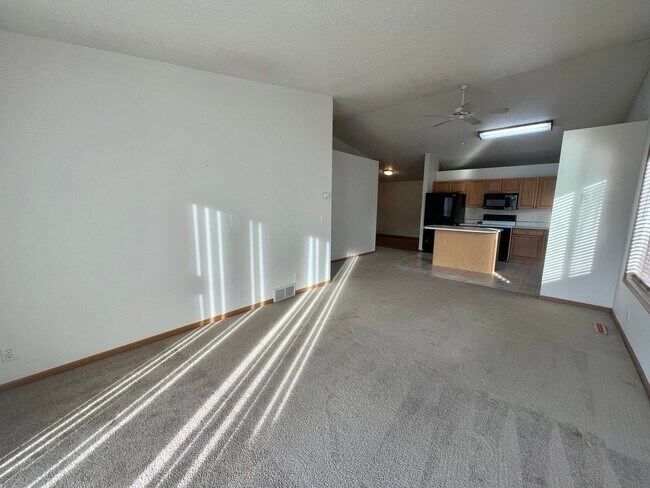 Photo - Spacious 3 Bed, 2 Bath Twinhome in South F...