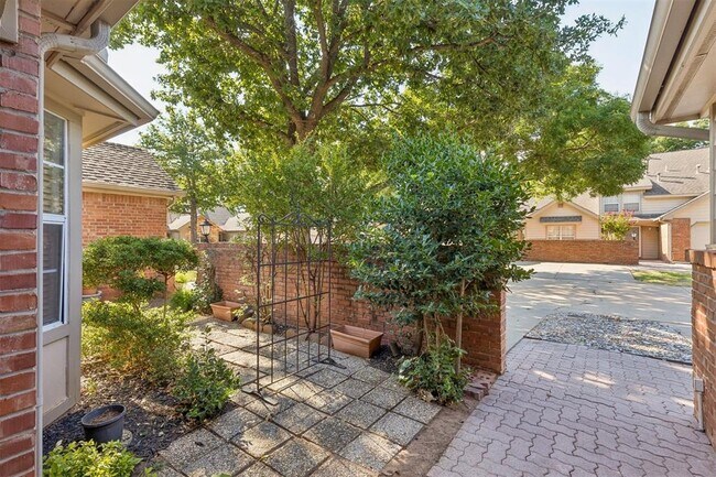 11819 Red Oak Way