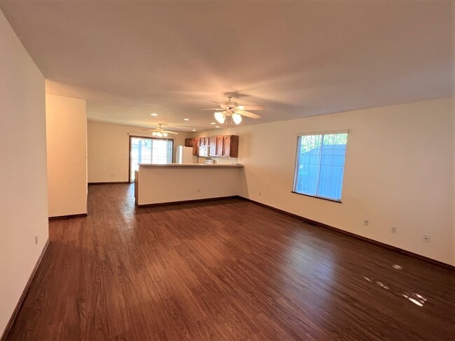 LR View 2 - 905 S Cottage Grove Ave