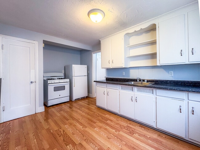 Building Photo - 124 Sheldon Ter Unit A Rental