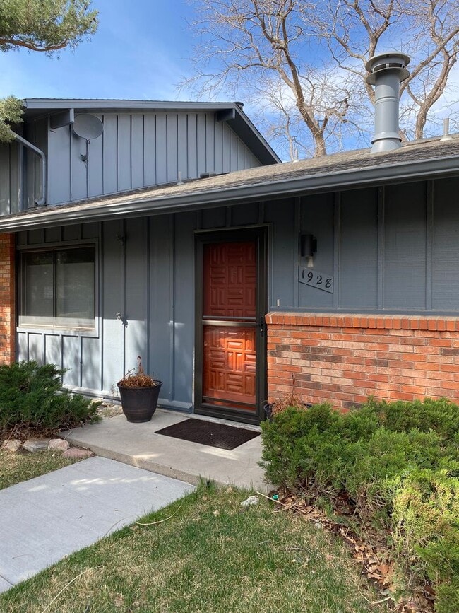 Building Photo - 2 Bedroom 1 Bath Condo Available in Resort-Style Living in Adriel Hills!
