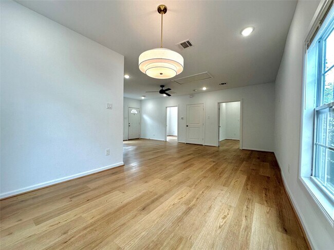 Building Photo - 808 Oakhurst St Unit 2