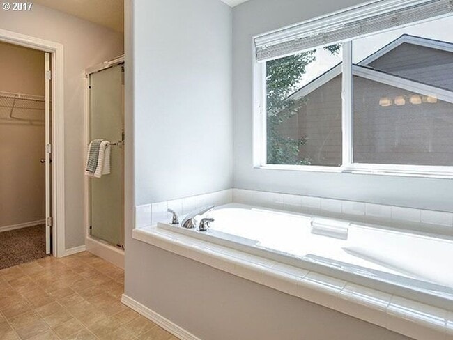 Beautiful 4 bedroom/2.5 bath Home in Newberg - Beautiful 4 bedroom/2.5 bath Home in Newberg