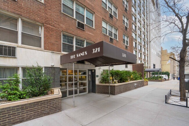 Photo - 321 E 45th St